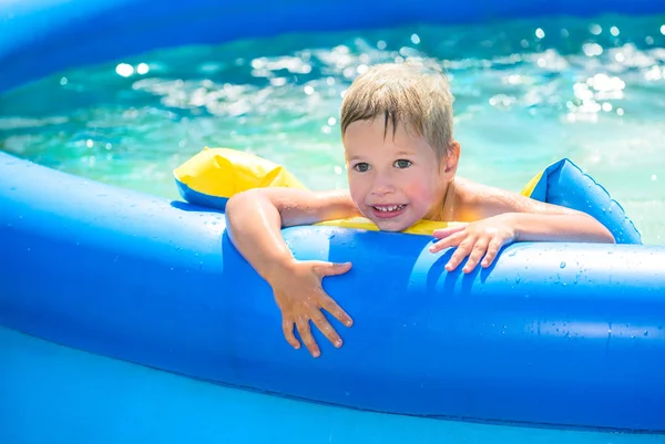 Kleine Jongen Zwemt Een Opblaasbaar Zwembad Close Portret Jongen Ontspannen — Stockfoto