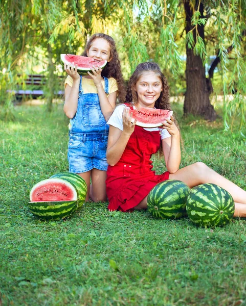 快乐的女孩在野餐时吃西瓜 夏天坐在草地上 一起玩的开心夏季概念时间 — 图库照片