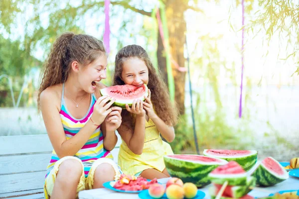 在阳光灿烂的日子里 野餐快乐的姐妹们一起吃着西瓜 互相微笑 和朋友们一起玩吧夏季概念时间 — 图库照片