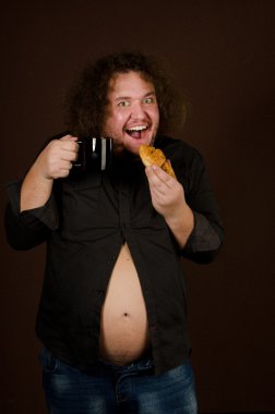 Kahvaltı. Şişko bir kruvasan yemek.