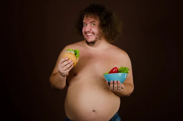 Scegli. Insalata o hamburger. Divertente ragazzo . — Foto Stock