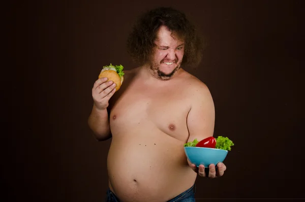 選択します。サラダやハンバーガー。面白い男. — ストック写真