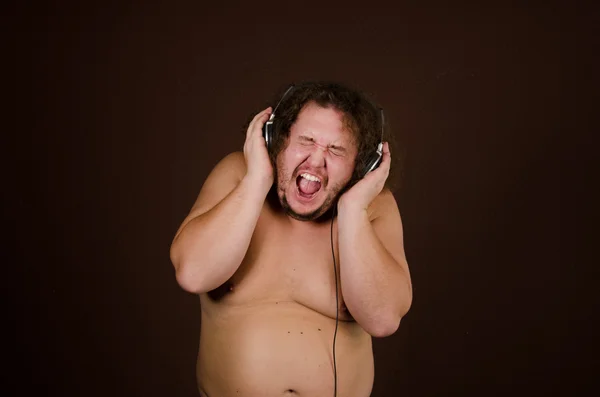 Homem com fones de ouvido ouvindo música — Fotografia de Stock