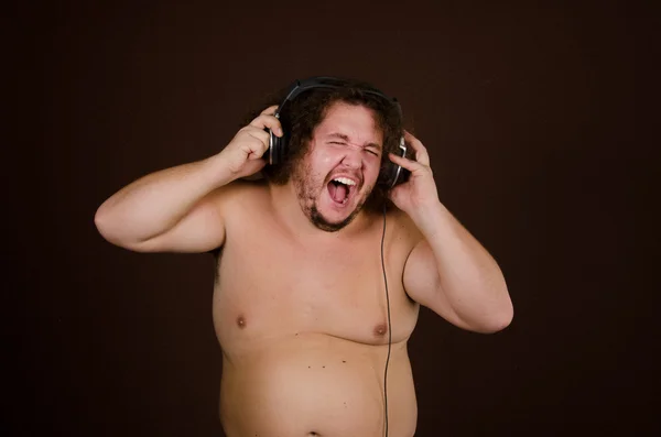 Człowiek ze słuchawkami słuchający muzyki — Zdjęcie stockowe