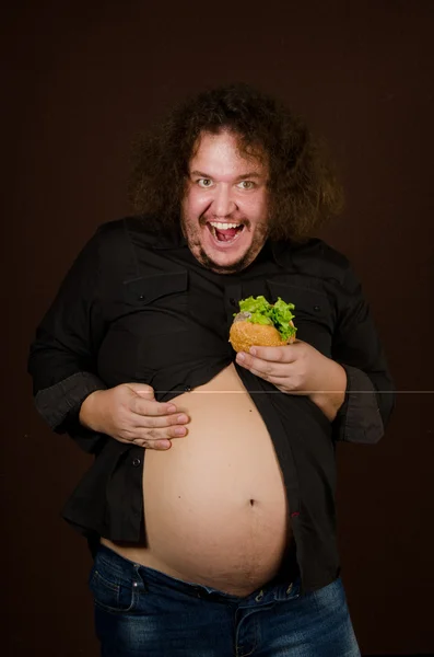 Hunger och middag. Rolig människa med en hamburgare. — Stockfoto