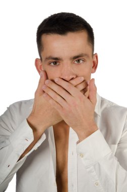 Sessiz. Adam ağzını kapatır.