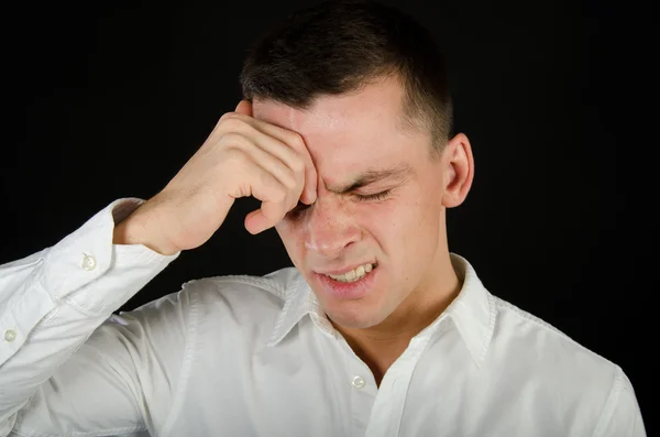 Stress en problemen. Jonge man met een hoofdpijn. — Stockfoto