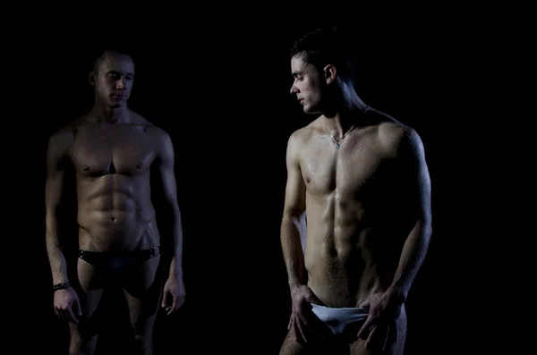 İki yakışıklı seksi adam.