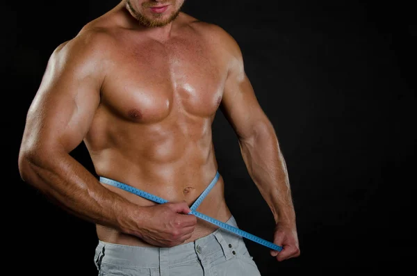 Sport e dieta. Uomo attraente con il corpo muscolare . — Foto Stock