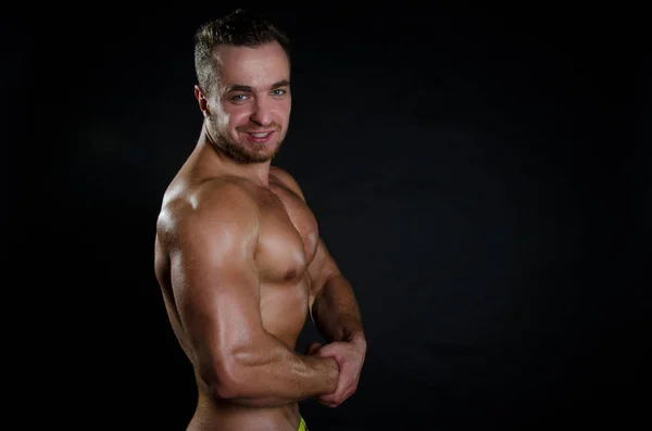 Jonge aantrekkelijke bodybuilder. — Stockfoto