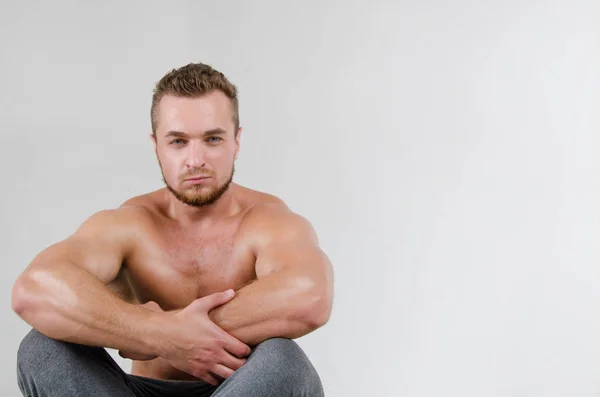 Young bodybuilder rests. — Stock Photo, Image