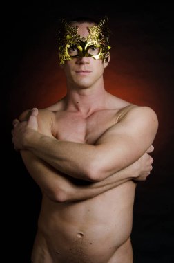 Genç seksi adam maskeli.