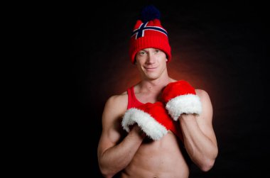 Kış. Seksi erkek soyunma.