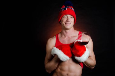 Kırmızı şarap ve seksi bir adam. Yeni yıl partisi.