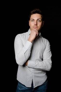 Düşünceli bir adam. Çekici adam düşünüyor.