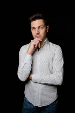 İş ve iş. Çekici bir adam sanıyor.