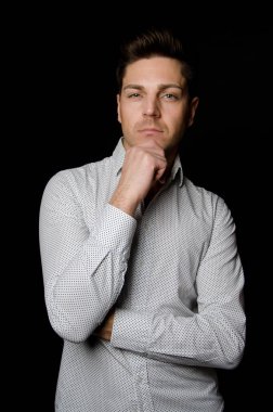 İş ve iş. Çekici bir adam sanıyor.