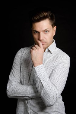 İş ve iş. Çekici bir adam sanıyor.