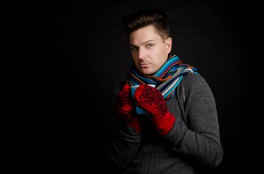 Kış. Sıcak kahve içme adam.