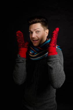 Kış. Mittens çekici mutlu adam.