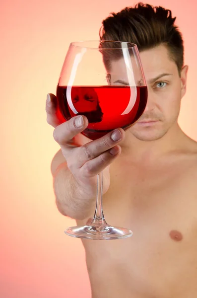 Atraktivní muž, pití červeného vína. — Stock fotografie