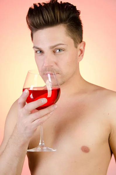 Aantrekkelijke man drinken van rode wijn. — Stockfoto