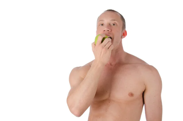 Vonzó, félmeztelen ember eszik almát. — Stock Fotó