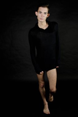 Moda, çekici adam stüdyoda poz.