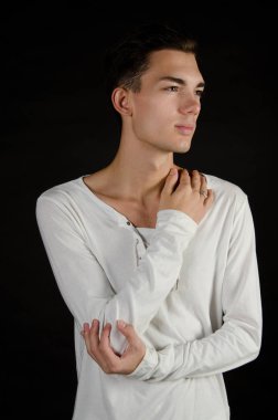 Moda, çekici adam stüdyoda poz.
