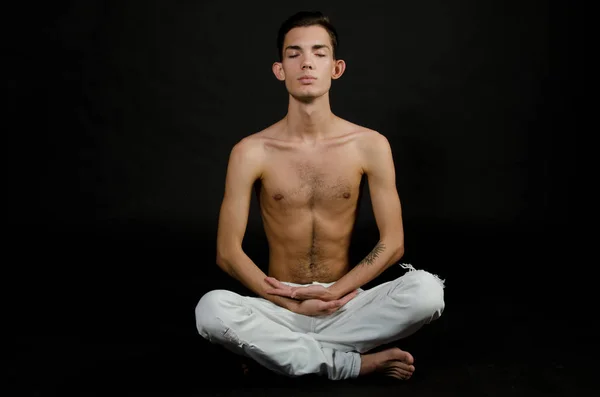 Yoga e calma. Homem em posição de lótus . — Fotografia de Stock