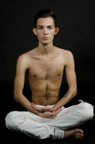 Yoga e calma. Homem em posição de lótus . — Fotografia de Stock