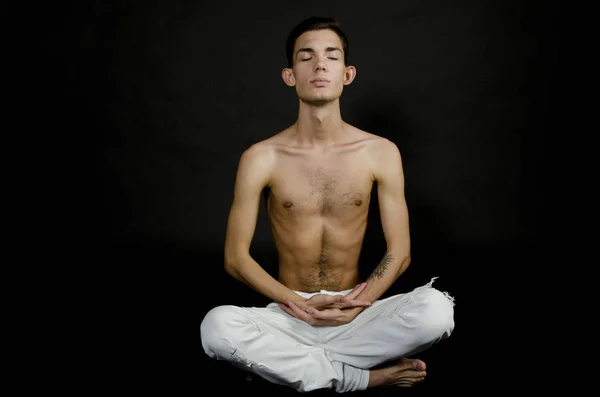 Yoga e calma. Homem em posição de lótus . — Fotografia de Stock