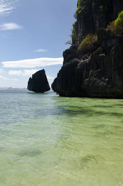 Havet och klipporna. Filippinerna, Palawan. — Stockfoto