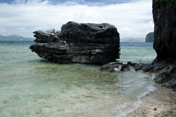 Havet och klipporna. Filippinerna, Palawan. — Stockfoto