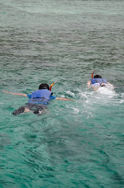 Plongée avec tuba. Deux mecs nagent dans l'océan . — Photo