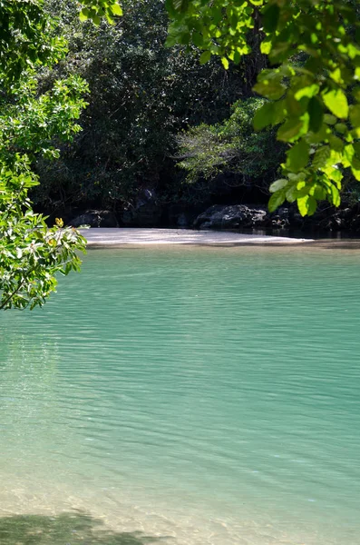 Tropische Insel und unterirdischer Fluss. — Stockfoto