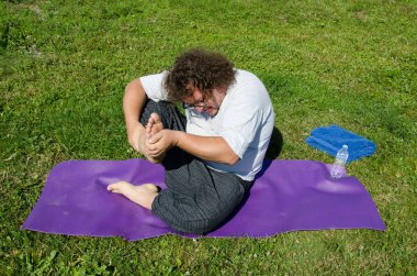 Komik yoga ve şişman adam niteliğine.