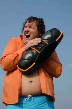 Parti. Bir boombox ile komik adam.