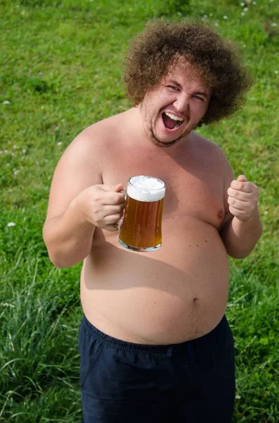胖男人喝啤酒 — 图库照片