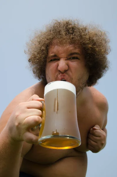 Grasso uomo che beve birra — Foto Stock