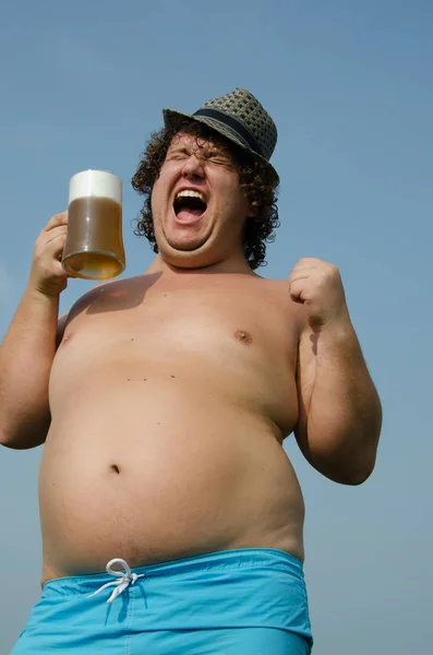 Fiesta. Hombre borracho con una cerveza . — Foto de Stock
