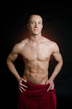 Bir egzersiz ve duş sonra seksi adam.