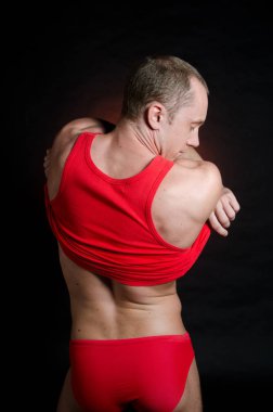 Seksi bir adam undresses.