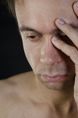 Akşamdan kalma. Adam ve baş ağrısı.