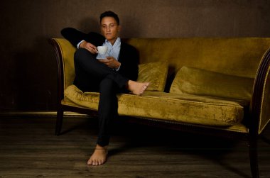 İşadamı kahve içme. Sakin ol.