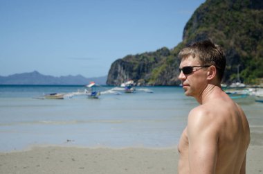 Adam tatilde. Island Pacific.