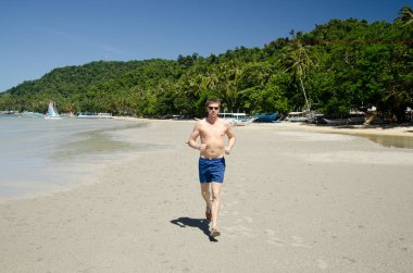 Kumsalda etrafta adam.