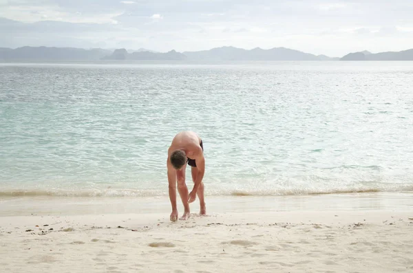 L'homme marche le long de la plage . — Photo