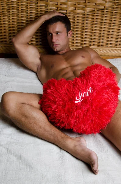 Γυμνός άνδρας στο κρεβάτι. Αγάπη και το ειδύλλιο. — Φωτογραφία Αρχείου