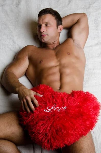 ベッドの上の裸の男。愛とロマンス. — ストック写真